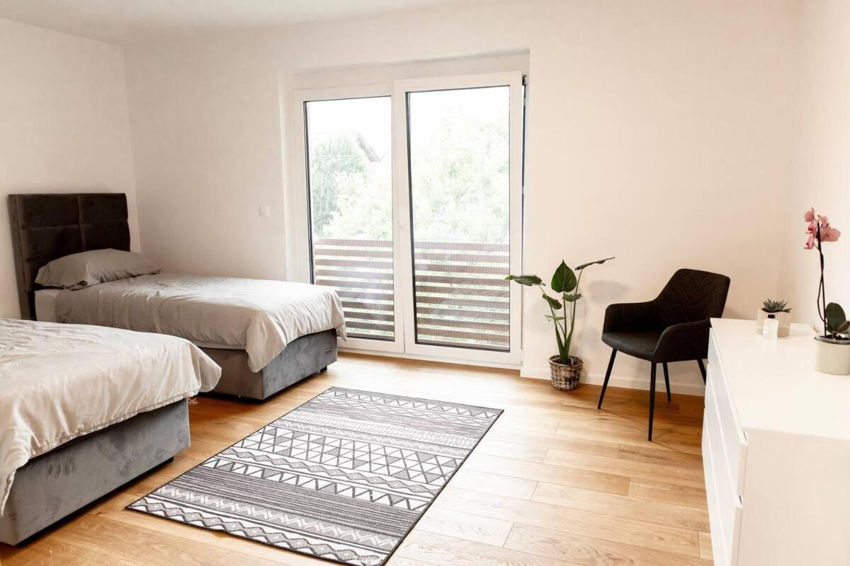 Aura Apartments Zirovnica Bagian luar foto